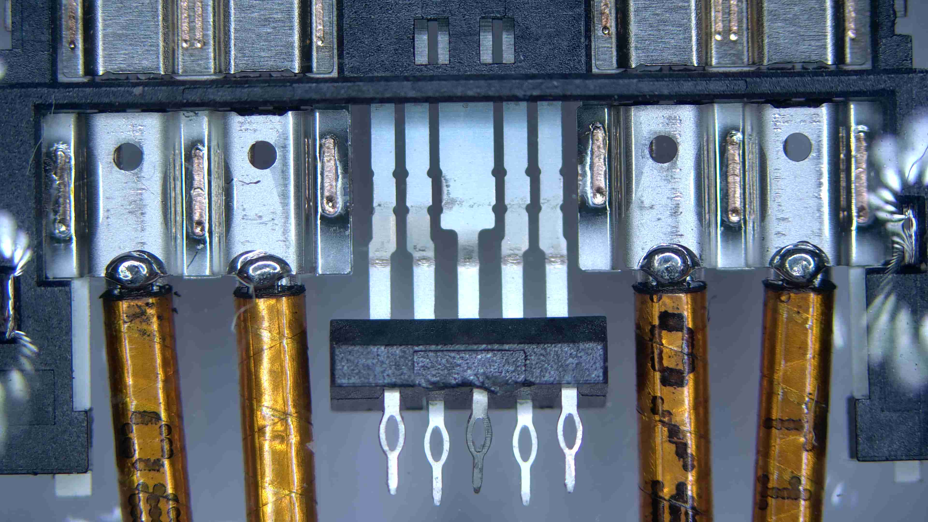 激光精密加工在AI高速线缆领域的应用