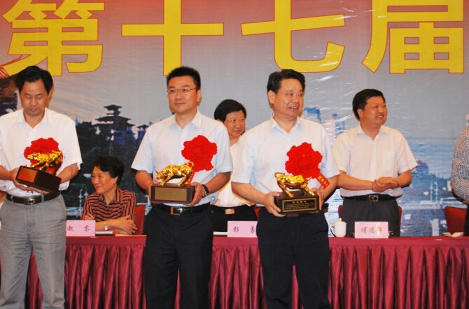 我司江峰获第十七届湖北省优秀企业家光荣称...